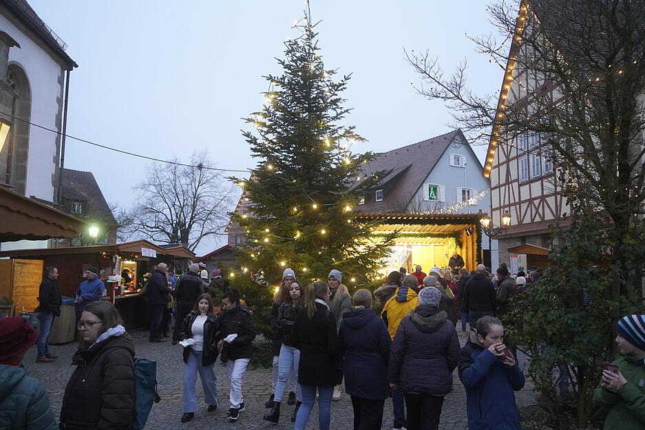 Adventliche Lichter und liebevoll geschmückte Stände sorgen für Winterromantik. Adventliche Lichter und liebevoll geschmückte Stände sorgen für Winterromantik.