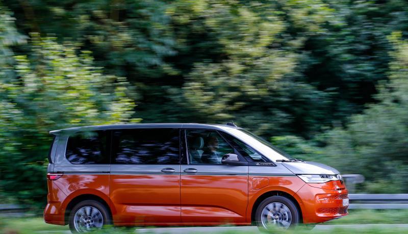 Mehr Freizeitmobil als Handwerkerauto: Beim Multivan T7 r&uuml;ckt VW noch mehr von seiner Nutzfahrzeugstrategie ab. Das macht sich vor allem im Innenraum bemerkbar.