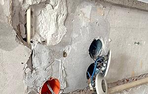 Die Gasleitung liegt frei, die Steckdosenkabel sind mittlerweile verboten. Die Gasleitung liegt frei, die Steckdosenkabel sind mittlerweile verboten.