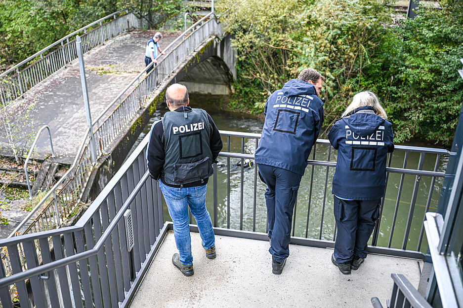 Einsatzkräfte der Wasserschutzpolizei suchen am Mittag im Rahmen von Ermittlungen der Sonderkommission „Kurz“ nach Gegenständen in dem Fluss Fils.