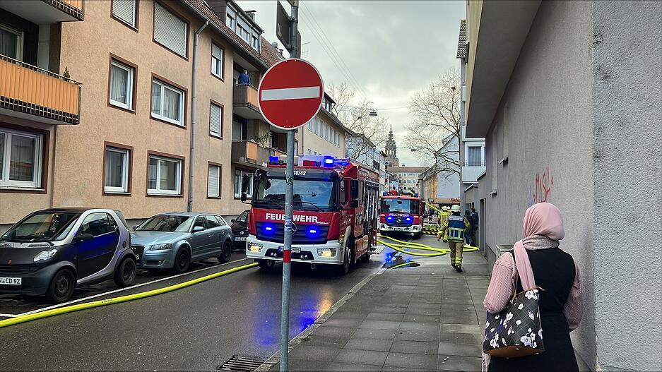 Die Feuerwehr ist am Freitagmorgen in der Lammgasse in Heilbronn im Einsatz.