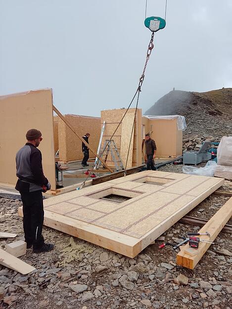 Oberhalb des Schnalstals haben die Bauarbeiten für den Wiederaufbau begonnen.