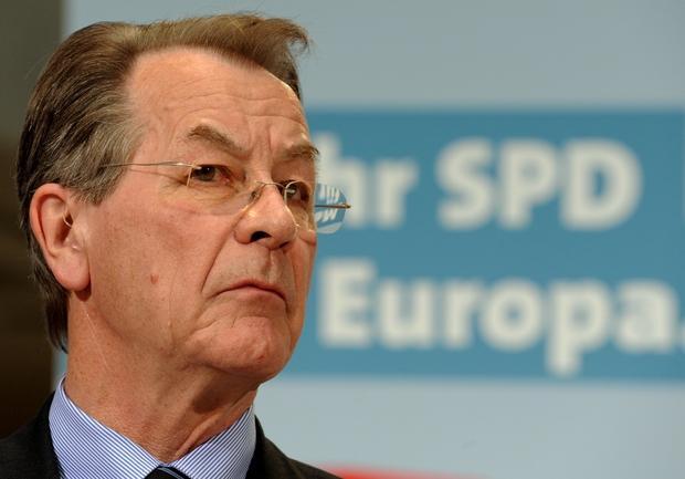 Entt&auml;uschung beim SPD-Vorsitzenden Franz M&uuml;ntefering: Die SPD sank allen Prognosen zum Trotz noch unter ihr schwaches Ergebnis der letzten Europawahl und schnitt mit 20,8 Prozent schlechter ab als bei jeder anderen bundesweiten Abstimmung nach Kriegsende.