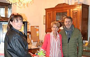 Sabine Schell (li.) schätzt das i-Tüpfelchen. Inhaberin Marlies Hertwig steht Ehemann Rainer im Laden zur Seite. Foto: Bettina Hachenberg Sabine Schell (li.) schätzt das i-Tüpfelchen. Inhaberin Marlies Hertwig steht Ehemann Rainer im Laden zur Seite. Foto: Bettina Hachenberg