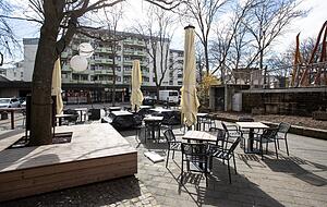 Stein des Ansto&szlig;es: verl&auml;ngerte &Ouml;ffnungszeiten in der Au&szlig;engastronomie. Am Kaiser-Friedrich-Platz pocht ein Anwohner auf Einhaltung der Nachtruhe.