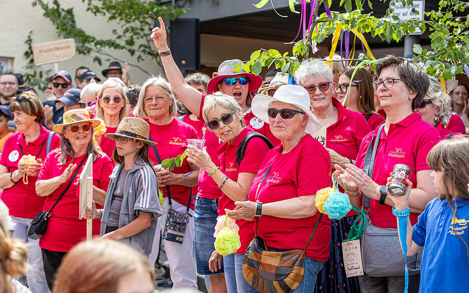Beim Halten des Umzugs w&auml;hrend des Kuckucksholens in M&uuml;hlbach wird getanzt und mehrere Lieder gesungen.