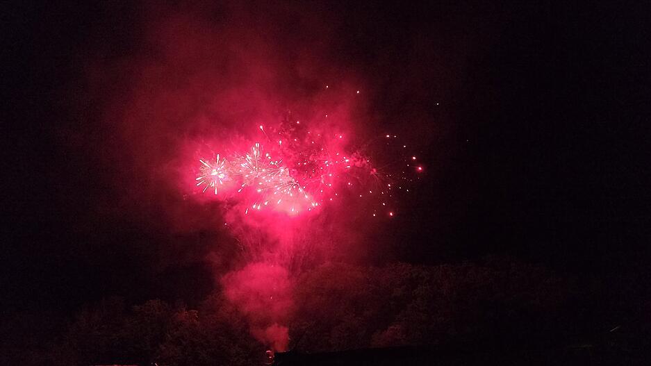 Gegen 22 Uhr folgte das traditionelle Abschlussfeuerwerk. Gegen 22 Uhr folgte das traditionelle Abschlussfeuerwerk.