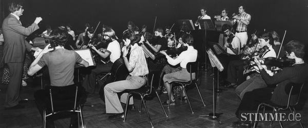 Juni 1977: Das Schülerorchester umrahmt die Jahresschlussfeier der Abiturienten in der Harmonie.