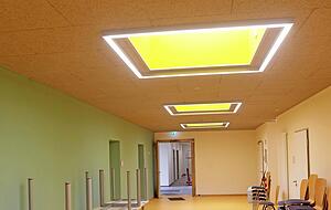 Die gelben Leibungen der Oberlichter sind ein optisches Element im Flur der Musikschule, die aus der alten Post entstand. Die gelben Leibungen der Oberlichter sind ein optisches Element im Flur der Musikschule, die aus der alten Post entstand.