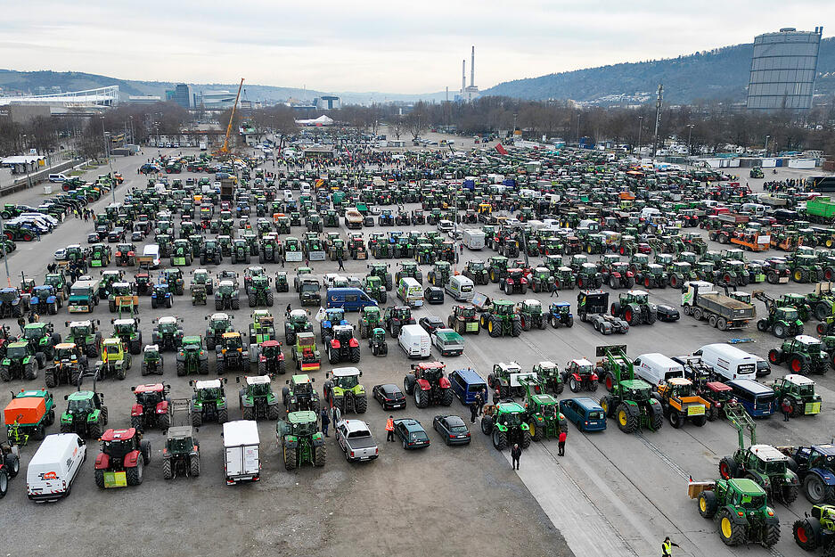 Mit zahlreichen Traktoren und Transparenten demonstrieren Landwirte auf dem Cannstatter Wasen gegen die Agrarpoltik der Bundesregierung.