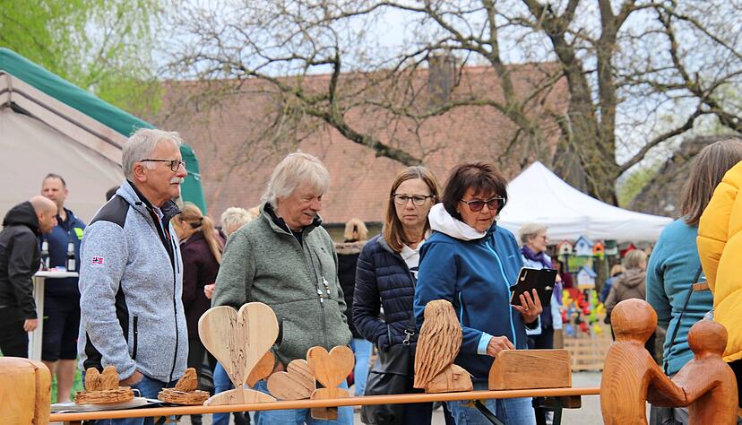 Der Kunsthandwerkermarkt "KunstKult" auf dem Schlossplatz und im angrenzenden Gemeindehaus bietet viel Kreatives und Handgefertigtes.
Fotos: Rainer Gaukel Der Kunsthandwerkermarkt "KunstKult" auf dem Schlossplatz und im angrenzenden Gemeindehaus bietet viel Kreatives und Handgefertigtes.
Fotos: Rainer Gaukel