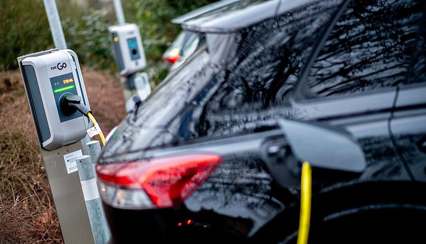 Die Nachfrage nach neuen E-Autos steigt wieder. Der Anteil reiner Elektrofahrzeuge an allen Neuzulassungen lag im vergangenen Monat bei rund 15 Prozent. Die Nachfrage nach neuen E-Autos steigt wieder. Der Anteil reiner Elektrofahrzeuge an allen Neuzulassungen lag im vergangenen Monat bei rund 15 Prozent.