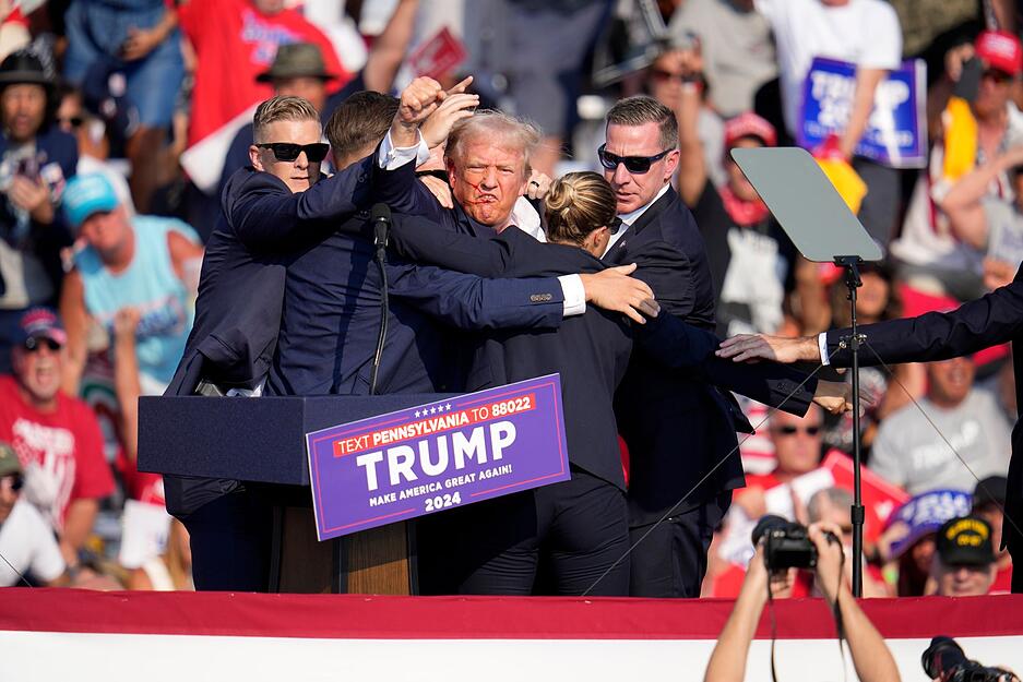 Trump blutet offenbar am Ohr.