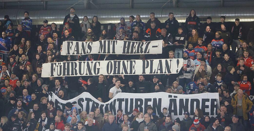 Die F&uuml;hrung der Heilbronner Falken steht auch bei den Fans in der Kritik: Die Falken-Anh&auml;nger fordern mehr Transparenz - und neue Strukturen.