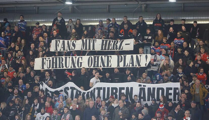Die F&uuml;hrung der Heilbronner Falken steht auch bei den Fans in der Kritik: Die Falken-Anh&auml;nger fordern mehr Transparenz - und neue Strukturen.