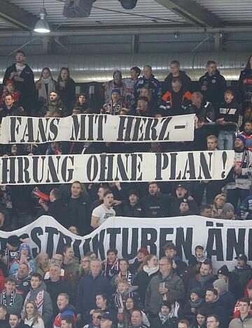 Die F&uuml;hrung der Heilbronner Falken steht auch bei den Fans in der Kritik: Die Falken-Anh&auml;nger fordern mehr Transparenz - und neue Strukturen.