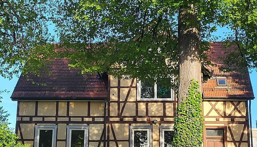 Idyllisch liegt es ja da im Schatten zweier Linden, das ehemalige CVJM-Haus in B&ouml;ckingen. Einen Nutzen hat es aber offenbar nicht mehr.