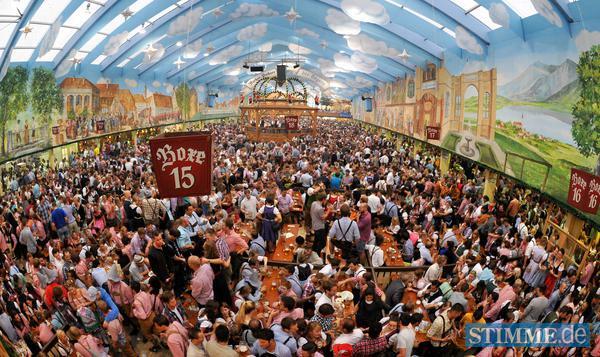 ARCHIV - Oktoberfestbesucher feiern am 22.09.2012 beim 179. Münchner Oktoberfest auf der Theresienwiese in München (Bayern) im Hacker-Festzelt. Die Stadt München will mehr Platz für Spontanbesuche des größten Volksfestes der Welt schaffen. Der Wirtschaftsausschuss des Stadtrats genehmigte deswegen am 11.12.2012 die umstrittenen neuen Reservierungsregeln für das Oktoberfest, die schon bei der Wiesn 2013 gelten sollen, wie ein Sprecher der Stadt sagte. Foto: Frank Leonhardt/dpa (zu dpa «Stadtrat beschließt umstrittene Reservierungsregeln für die Wiesn» vom 11.12.2012)  +++(c) dpa - Bildfunk+++