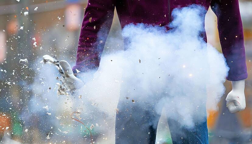 Immer wieder werden Menschen durch B&ouml;ller verletzt (hier eine Demonstration an einer Puppe). Mehrere St&auml;dte in Baden-W&uuml;rttemberg erlassen deshalb zu Silvester B&ouml;ller-Verbote.