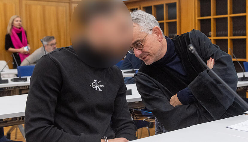 Weil er seine Ex-Freundin unter anderem brutal geschlagen haben soll, muss sich ein 29 Jahre alter Mann vor Gericht verantworten. Dabei soll er sein Opfer halbnackt durch K&uuml;nzelsau gezerrt haben.