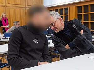 Weil er seine Ex-Freundin unter anderem brutal geschlagen haben soll, muss sich ein 29 Jahre alter Mann vor Gericht verantworten. Dabei soll er sein Opfer halbnackt durch K&uuml;nzelsau gezerrt haben.