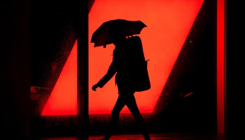 Leuchtreklamen und beleuchtete Werbetafeln müssen von 22 Uhr abends bis 16 Uhr am Folgetag abgeschaltet werden. Leuchtreklamen und beleuchtete Werbetafeln müssen von 22 Uhr abends bis 16 Uhr am Folgetag abgeschaltet werden.