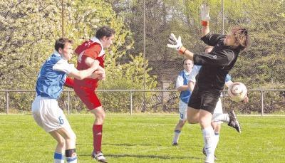 Der vierte Streich: Boris Mayer (rotes Trikot) k&ouml;pft nach einer Flanke von Patrick Ebel zum 4:0 f&uuml;r den FC Weiler ein. Die Ittlinger Achim Dworschak (links) und Daniel Slawinsky k&ouml;nnen es nicht verhindern.Fotos: Klaus Kr&uuml;ger