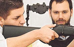 Waffenkunde: Kevin Freyer (23) aus Bad Rappenau hält die Büchse im Anschlag. Waffenkunde: Kevin Freyer (23) aus Bad Rappenau hält die Büchse im Anschlag.