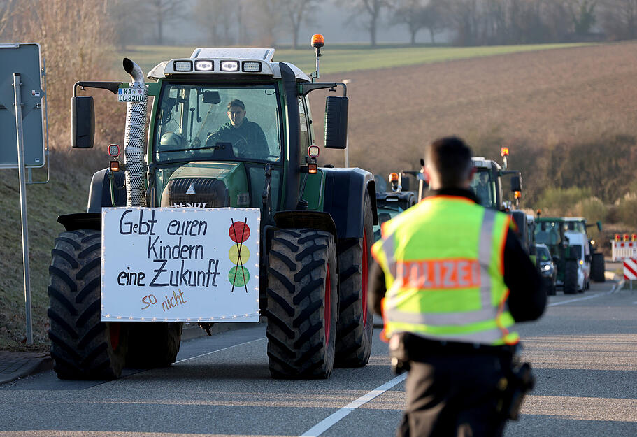 Bauernprotest: Landwirte versammeln sich am Sinsheimer Stadion
