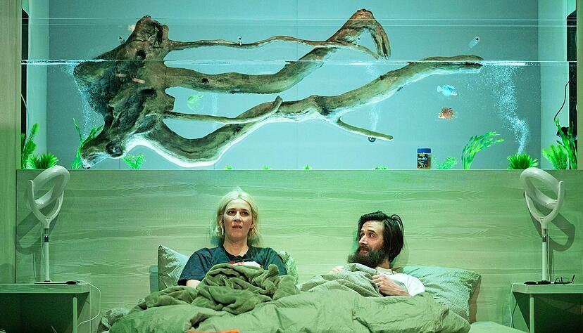 Der Schlaf der Vernunft gebiert Ungeheuer, oder wie wäre es mit einem Shop im Darknet? S (Katharina Hauter) und C (Marco Massafra) im Kammertheater.