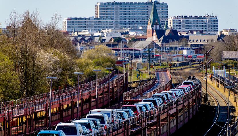 Huckepack genommen: Aber geht von den Fahrzeugen auf dem Autozug eigentlich eine Betriebsgefahr aus? Ein Gericht musste in einem Fall auch diese Frage klären. Huckepack genommen: Aber geht von den Fahrzeugen auf dem Autozug eigentlich eine Betriebsgefahr aus? Ein Gericht musste in einem Fall auch diese Frage klären.