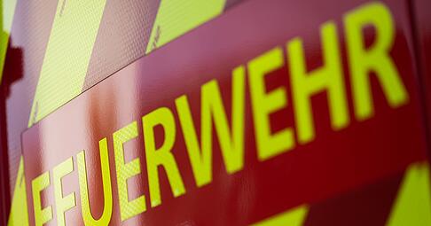 Bei dem Brand wurden zwei Menschen verletzt. (Symbolbild)