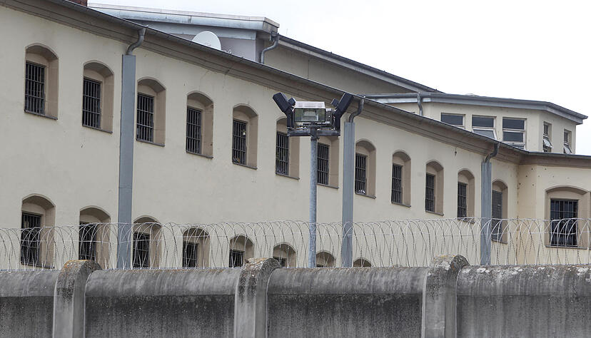 &Auml;hnlich wie am Flughafen will der Justizminister am JVA-Eingang mit Metalldetektoren oder Rauschgifthunden kontrollieren lassen. Foto: Veigel
