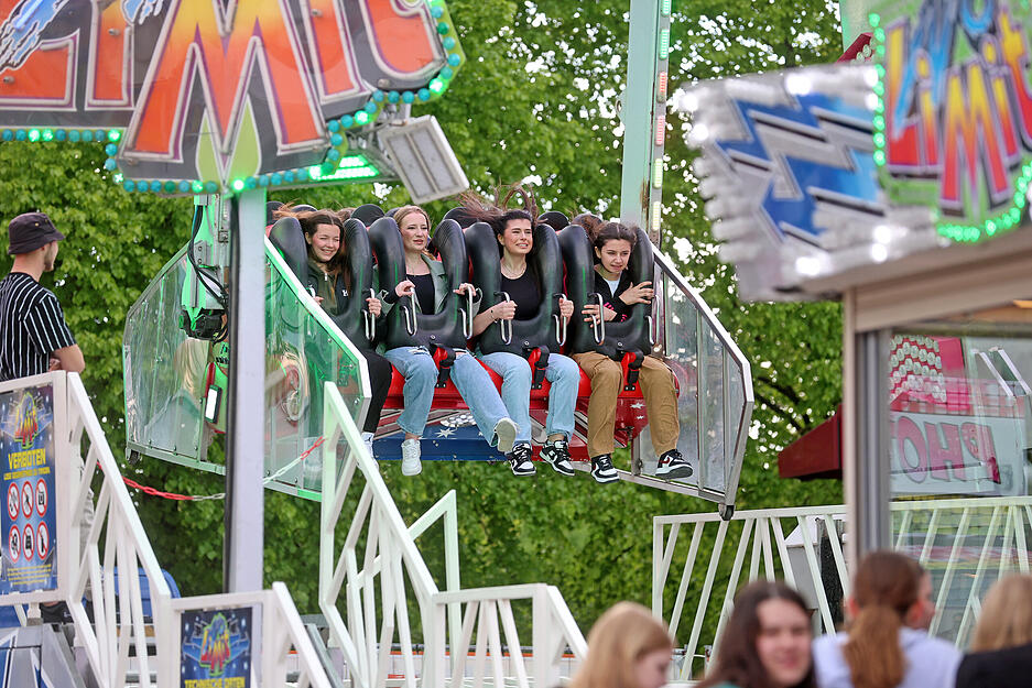 Auf dem Maifest-Rummel können die Besucher Fahrgeschäfte testen.