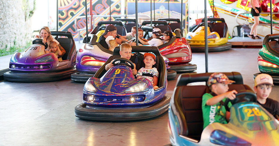 Musik, Fahrgeschäfte und Marktstände prägen das Bild. Musik, Fahrgeschäfte und Marktstände prägen das Bild.