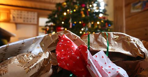 Die Reste vom Fest: Auch wenn es verlockt - nicht alles davon gehört in den Restmüll.