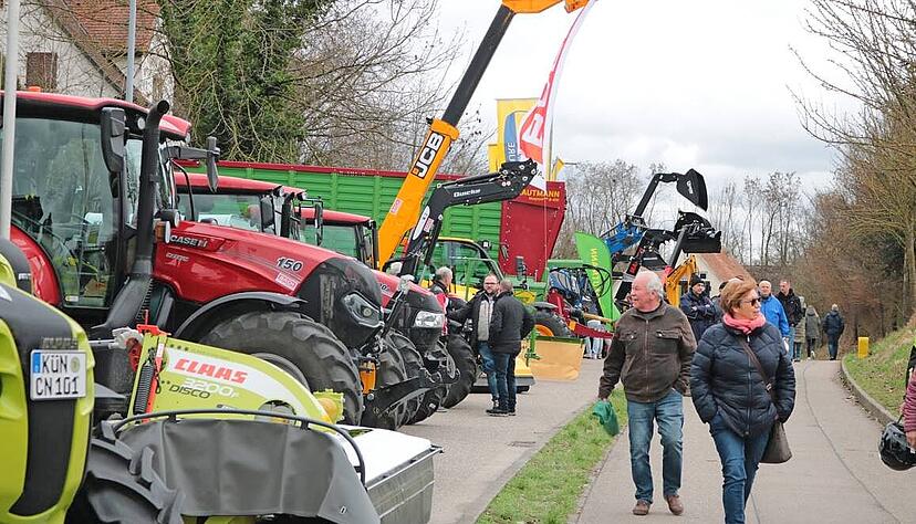 Die in der Möhrigstraße aufgereihten Schlepper fahren mit Diesel. Andere Antriebsformen sind Zukunftsmusik.
Foto: Götz Greiner Die in der Möhrigstraße aufgereihten Schlepper fahren mit Diesel. Andere Antriebsformen sind Zukunftsmusik.
Foto: Götz Greiner