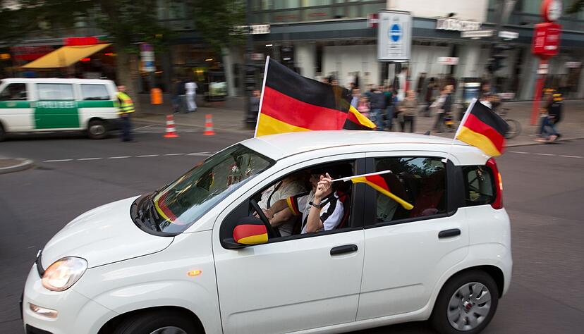 Fußballfans feiern einen Sieg der Deutschen mit einem Autokorso - alles ist dabei aber nicht erlaubt. Fußballfans feiern einen Sieg der Deutschen mit einem Autokorso - alles ist dabei aber nicht erlaubt.