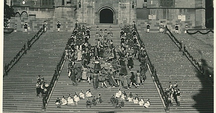 1925: Szene aus dem ersten Haller „Jedermann“ auf der Großen Treppe von St. Michael, inszeniert von Robert Braun