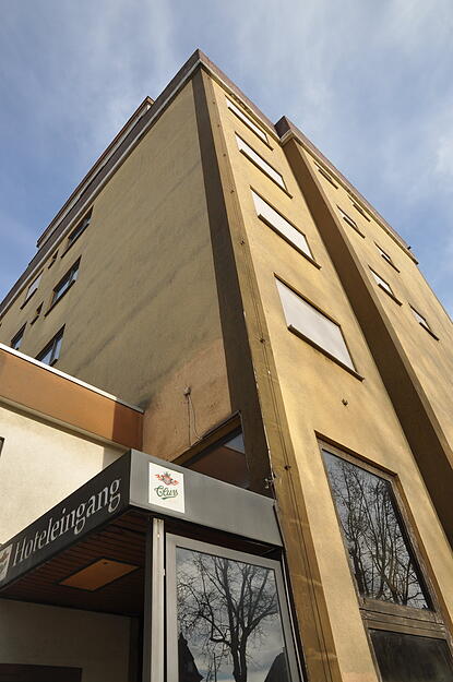 Von  außen wirkt das ehemalige Hotel Geier abweisend. Das soll sich mit dem Umbau ändern.