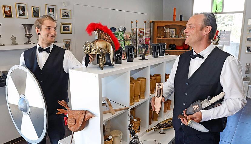 Andreas Ulbrich (rechts) und sein Mitarbeiter Kieran Shane Crew freuen sich auf die Eröffnung der Messermanufaktur mit Souvenirshop.
Foto: Ralf Seidel Andreas Ulbrich (rechts) und sein Mitarbeiter Kieran Shane Crew freuen sich auf die Eröffnung der Messermanufaktur mit Souvenirshop.
Foto: Ralf Seidel