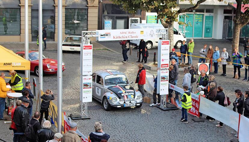 46 Oldtimer fuhren bei der elften Auflage der ADAC-Rallye Käthchen Classic mit und zeigten sich kurz auf dem Heilbronner Marktplatz.
Foto: Ralf Schick