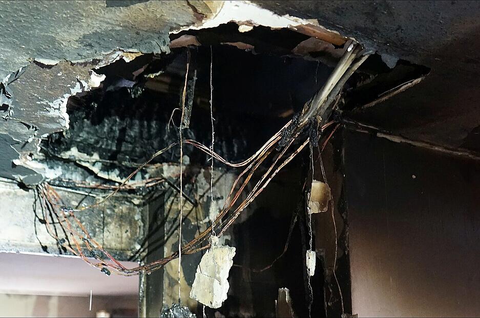 Die Flammen fra&szlig;en sich von der betreffenden Wohnung in die darunter liegende. Es sei ein gro&szlig;es Loch im Boden des zweiten Dachgeschosses, berichtete J&uuml;rgen Vogt, Pressesprecher der Heilbronner Berufsfeuerwehr.