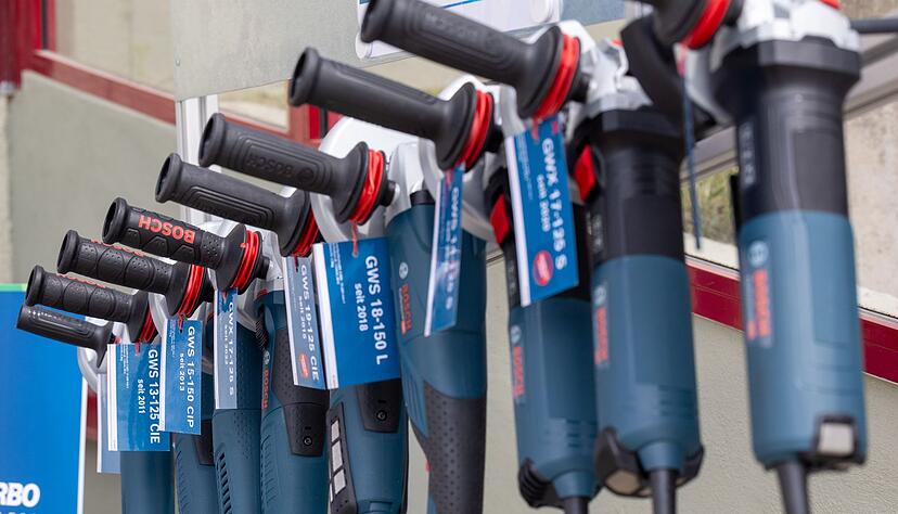 Bosch Netz-Winkelschleifer an einem Präsentationsstand. Bosch Netz-Winkelschleifer an einem Präsentationsstand.