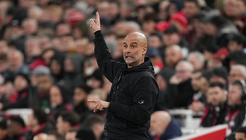 Pep Guardiola feiert einen sp&auml;ten Sieg mit Manchester City.