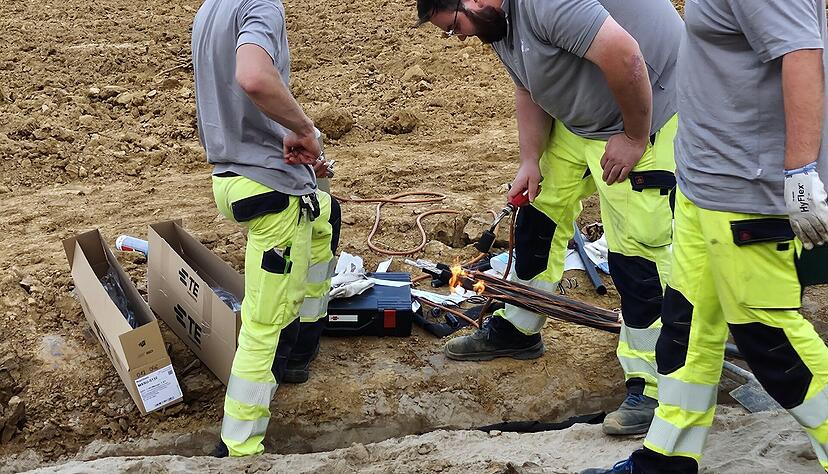 Um 19.20 Uhr begann die Netzgesellschaft mit der Reparatur. Um 19.20 Uhr begann die Netzgesellschaft mit der Reparatur.