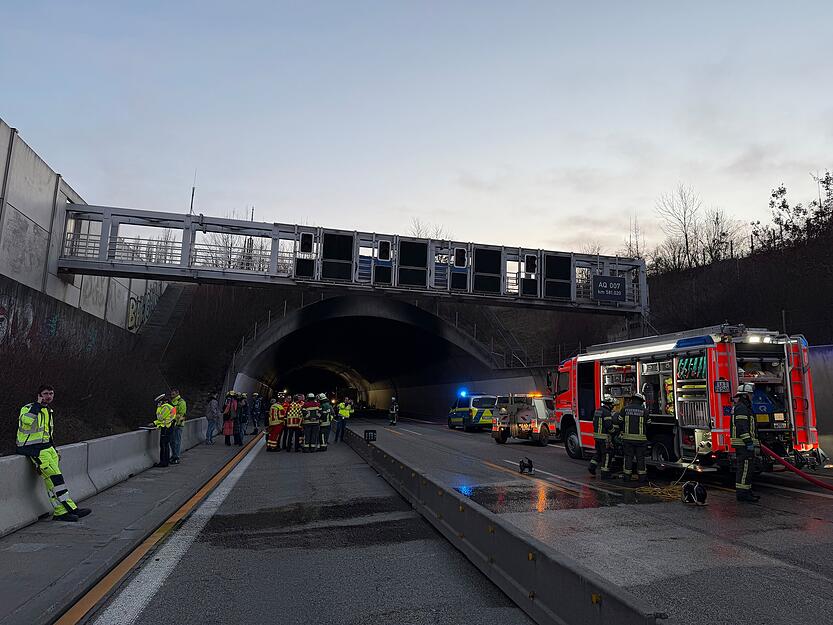 Der Engelbergtunnel auf der A81 ist dunkel. Wo sonst Licht die Autofahrer leitet, wurde der Strom f&uuml;r die Bergungsarbeiten abgestellt.