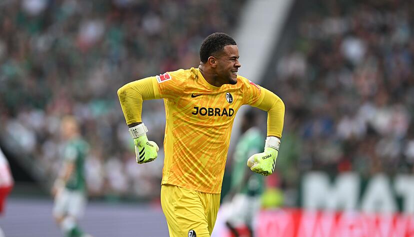 Freiburgs Torwart Noah Atubolu jubelt nach einem Bundesliga-Rekord. Freiburgs Torwart Noah Atubolu jubelt nach einem Bundesliga-Rekord.