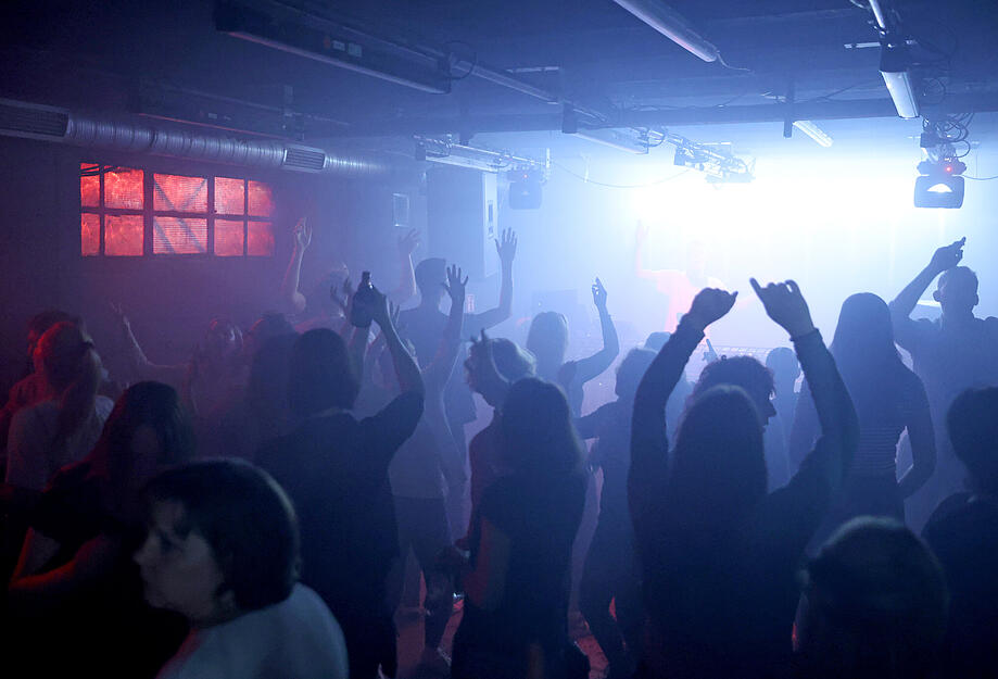 Zu früherer Stunde: Feiernde bei der Early Bird Party im Mobilat Zu früherer Stunde: Feiernde bei der Early Bird Party im Mobilat