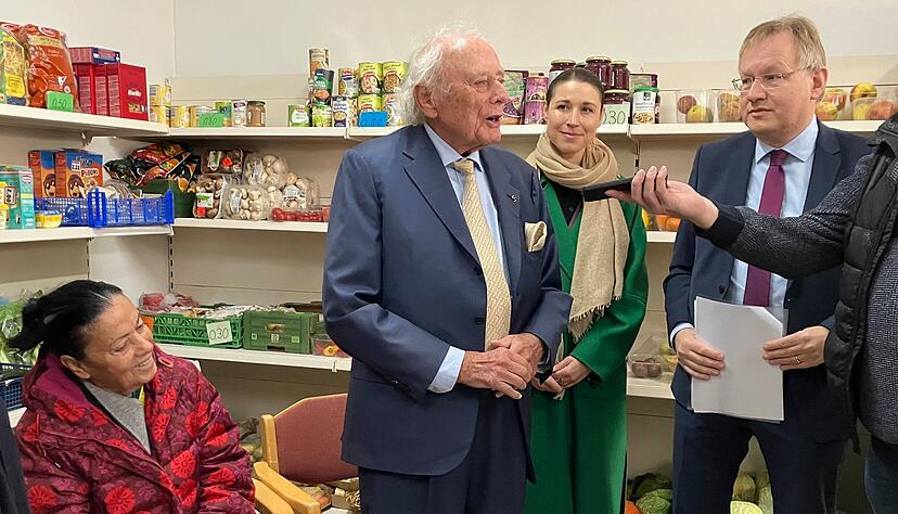 Diese Woche spendeten Carmen und Reinhold Würth 100.000 Euro für die Tafeln der Region. Schon bei dem Termin in Öhringen mit Enkelin Maria und Johannes Schmalzl vom Vorstand der Stiftung Würth, kündigte er schnelle Unterstützung der Erdbebenopfer an. Diese Woche spendeten Carmen und Reinhold Würth 100.000 Euro für die Tafeln der Region. Schon bei dem Termin in Öhringen mit Enkelin Maria und Johannes Schmalzl vom Vorstand der Stiftung Würth, kündigte er schnelle Unterstützung der Erdbebenopfer an.